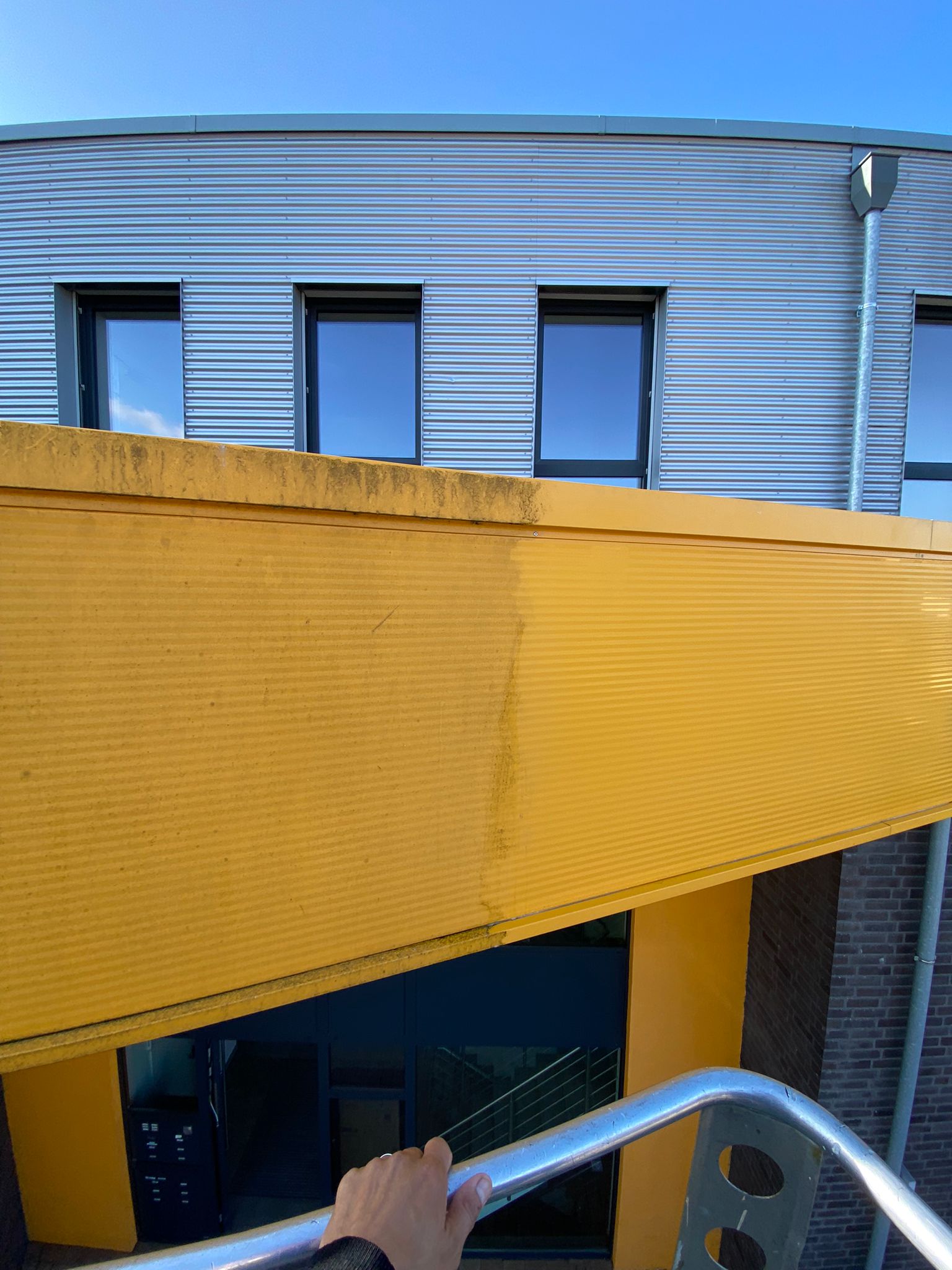 Gereinigter Außenbereich einer Halle